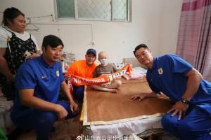韩鹏已任山东泰山教练组组长,与宿茂臻、王大雷慰问患病小球迷