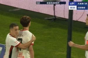  差点爆发！韦世豪和津门虎看台对骂，队友把他拉了回来