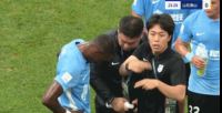  泰山vs英博第24分钟，英博外援马马杜伤退，晋鹏翔替补登场
