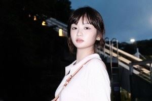  杨瀚森绯闻女友晒韩国游美照 充电宝上有❤小杨的卡通形象贴纸