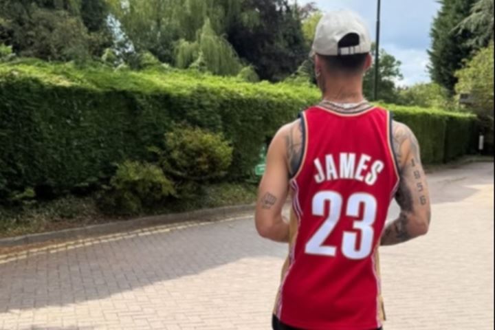  下家仍未定👀安东尼晒照身穿NBA巨星詹姆斯球衣，定位曼彻斯特